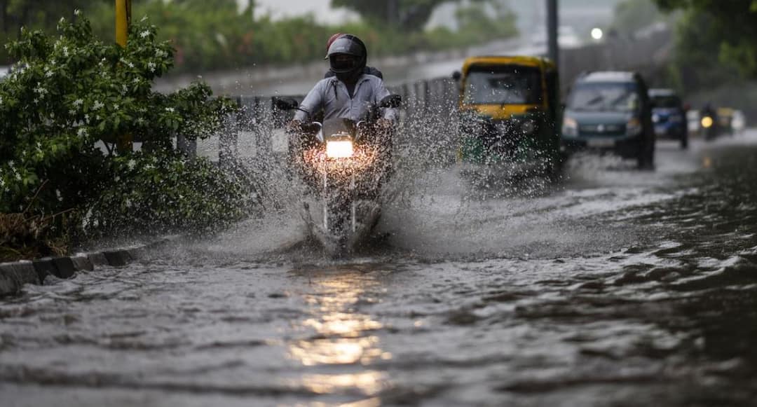 Maharashtra Weather Updates news Orange alert of rain issued in some districts of Vidarbha today राज्यात मुसळधार पावसाचा इशारा, 'या' जिल्ह्यांना ऑरेंज अलर्ट, पुढील 4 दिवस कसं असेल हवामान?  