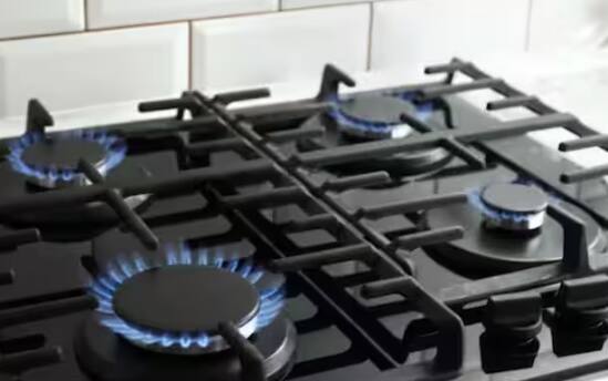 ਕੋਈ ਸਮਾਂ ਸੀ ਜਦੋਂ ਘਰਾਂ ਵਿੱਚ ਮਿੱਟੀ ਦੇ ਚੁੱਲ੍ਹੇ ਉੱਤੇ ਖਾਣਾ ਪਕਾਇਆ ਜਾਂਦਾ ਸੀ। ਪਰ ਸਮੇਂ ਦੇ ਨਾਲ ਮਿੱਟੀ ਦੇ ਚੁੱਲਿਆਂ ਦੀ ਥਾਂ ਗੈਸ ਚੁੱਲਿਆਂ ਨੇ ਲੈ ਲਈ ਹੈ। ਹੁਣ ਗੈਸ ਚੁੱਲ੍ਹੇ ਲਗਭਗ ਹਰ ਘਰ ਵਿੱਚ ਵਰਤੇ ਜਾਂਦੇ ਹਨ। ਹੁਣ ਤਾਂ ਪਿੰਡਾਂ ਵਿੱਚ ਵੀ ਮਿੱਟੀ ਦੇ ਚੁੱਲ੍ਹਿਆਂ ਦੀ ਥਾਂ ਗੈਸ ਚੁੱਲ੍ਹਿਆਂ ਨੇ ਲੈ ਲਈ ਹੈ। ਲੋਕ ਜ਼ਿਆਦਾਤਰ ਗੈਸ ਚੁੱਲ੍ਹੇ ਦੀ ਵਰਤੋਂ ਕਰਨ ਲੱਗ ਪਏ ਹਨ।