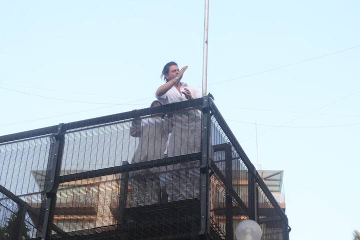 दरवर्षी शारुख मन्नतबाहेर येऊन शुभेच्छा देत असतो.