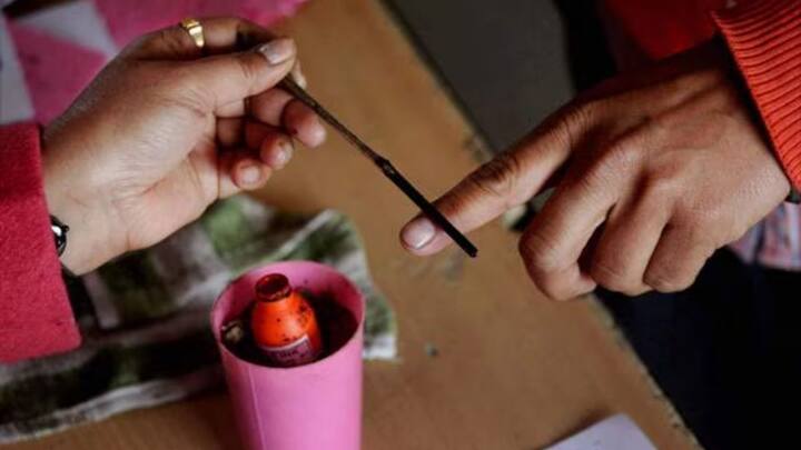 इलेक्शन के दौरान बहुत सारी तरह-तरह की घटनाएं भी देखने को मिलती रहती है. इस दौरान कई बार ऐसे केस भी सामने आए हैं कि मतदाताओं को वोट डालने से रोका गया है.