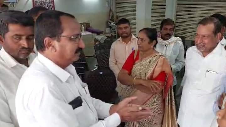 Tushar Shewale activists angry against Dr Shobha Bachhav in Malegaon Dhule Lok Sabha Election 2024 Maharashtra Politics Marathi News आयात उमेदवार चालणार नाही! शोभा बच्छाव यांच्यासमोरच जोरदार घोषणाबाजी,  कार्यकर्त्यांचा रोष पाहून माघारी फिरण्याची वेळ