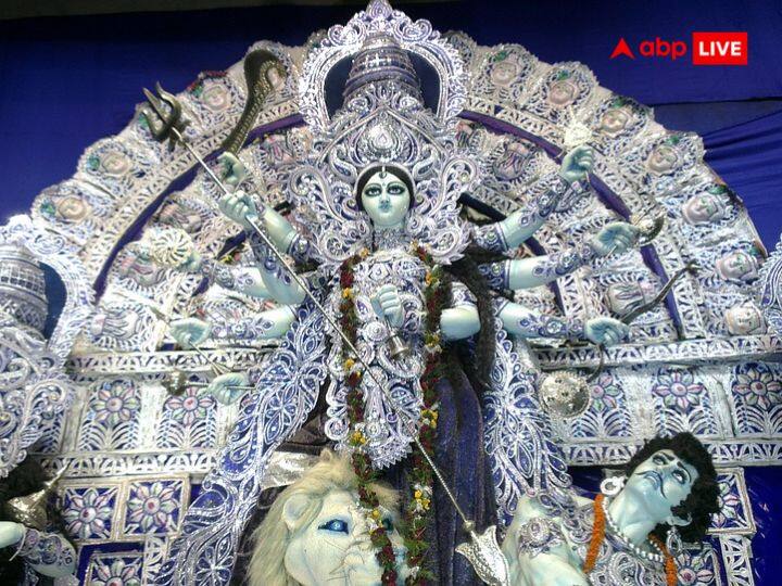 सपने में देवी दुर्गा का दिखना अत्यंत शुभ होता है. नवरात्रि के दिनों में मां दुर्गा के सपने में आने का मतलब है कि माता रानी आपसे प्रसन्न हैं और जल्द आप पर उनकी कृपा बरसने वाली है.