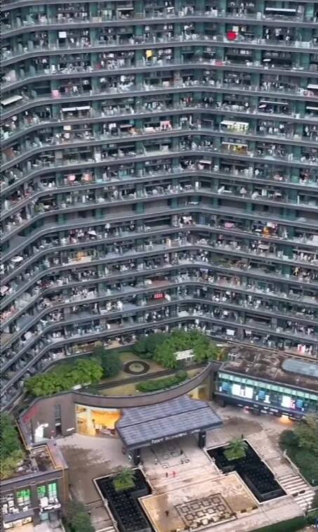 दरअसल आपने किसी अपार्टमेंट बिल्डिंग में ज्यादा से ज्यादा 90 से 100 फ्लेट्स देखे होंगे. जिनमें 400 से 500 लोग रह रहे होंगे, लेकिन आपने शायद ही ऐसी इमारत देखी हो जिसमें 900 या 1000 नहीं बल्कि 20 हजार लोग एकसाथ रहते हैं.