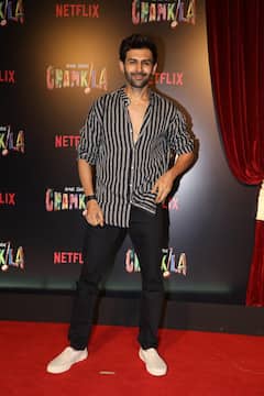 Chamkila: लाल पग..काला कोट, ‘चमकीला’ की स्क्रीनिंग में दिलजीत दोसांझ का दिखा रॉयल लुक, ब्लैक सूट में नजर आईं परिणीति, ये स्टार्स भी हुए शामिल