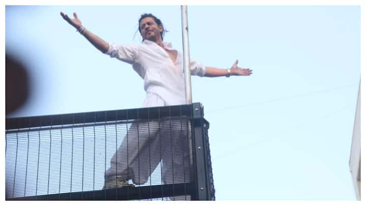 Following his yearly Eid tradition, superstar Shah Rukh Khan greeted his fans from Mannat's balcony and showed off his trademark pose.