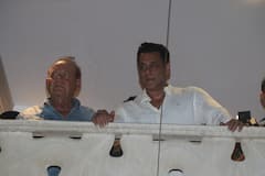 Salman Khan Pics: कभी जोड़े हाथ..तो कभी किया हैलो, ईद के मौक पर सलमान खान ने पिता के साथ बालकनी में आकर फैंस को दी बधाई