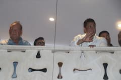 Salman Khan :  ईदच्या शुभेच्छा द्यायला सलमानच्या गॅलेक्सी अपार्टमेंट बाहेर तोबा गर्दी, पोलिसांना लाठीचार्ज करण्याची वेळ