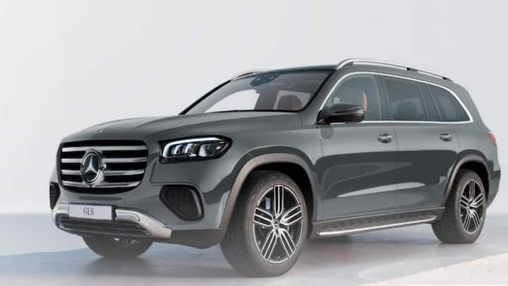 Mercedes-Benz sold 1525 units in March 2024. This car remained at the top position in the sale of luxury vehicles.