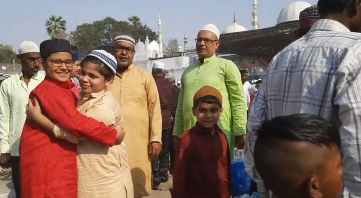 बच्चों की ख़ुशी देखते ही बन रही थी. फेसबुक, वाह्टसएप, ट्विटर, इंस्ट्राग्राम पर ईद का ऐलान होने के बाद मुबारकबाद देने का सिलसिला ईद-उल-फित्र के पूरे दिन चलता रहा. खूब सेल्फी ली गयी. नौका विहार पर भी ईद की वजह से काफी चहल पहल व रौनक रही.