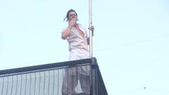 Shah Rukh Khan : मुबारक..ईद मुबारक..! शारुखला शुभेच्छा देण्यासाठी चाहत्यांची 'मन्नत' बाहेर तुफान गर्दी