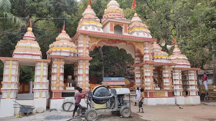 माता का दर्शन करने महाराष्ट्र के नागपुर से आई 78 साल की महिला श्रद्धालु सावित्री सुब्रमण्यम ने एबीपी न्यूज ने पूछा कि 900 से ज्यादा सीढियां, 78 साल की उम्र में कैसे चढ़ पाईं. इसपर उन्होंने कहा कि मुझे देवी ने शक्ति दी और मैं पहाड़ पर चढ़कर देवी के दर्शन पा चुकी हूं और नीचे उतर रही हूं. शरीर में किसी भी प्रकार का कोई दर्द नहीं हो रहा है. चढ़ते समय पांव भारी थे, लेकिन अब पूरा शरीर हल्का हो गया. बहुत खुशी हो रही है देवी की अपार कृपा पर जिन्होंने मुझे इतनी शक्ति दी.