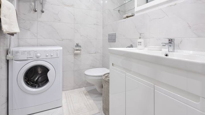 बाथरूम में अगर आपका वाशिंग मशीन रखा है तो वो हर वक्त भीगता रहेगा. अगर भीग नहीं भी रहा है तो वहां की नमी के कारण उसकी बॉडी और उसके अंदर के पार्ट तेजी से खराब हो सकते हैं. यही वजह है कि वाशिंग मशीन को हमेशा बाथरूम से बाहर रखना चाहिए.