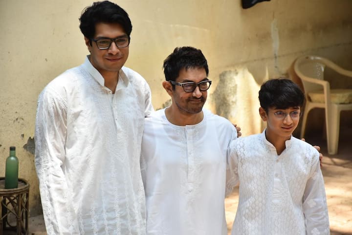 आमिर ने पैपराजी को ईद के मौके पर मिठाई भी बांटी. वो लोगों को मिठाई बांटते हुए नजर आए. साथ ही उन्होंने पैपराजी के हाथ से मिठाई भी खाई.