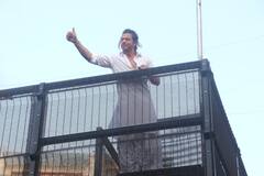 Shah Rukh Khan ने फैंस को अपने खास अंदाज में किया ईद विश, हजारों फैंस की पूरी हुई 'मन्नत'!