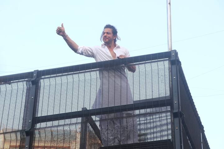 11 अप्रैल को देशभर में ईद का जश्न मनाया गया. सोशल मीडिया पर जहां आम लोग एक-दूसरे को ईद की बधाईयां दे रहे थे वहीं फिल्मी सितारे भी पीछे नहीं रहे. उन्होंने अपने-अपने सोशल हैंडल से फैंस को ईद की विशेज दीं.