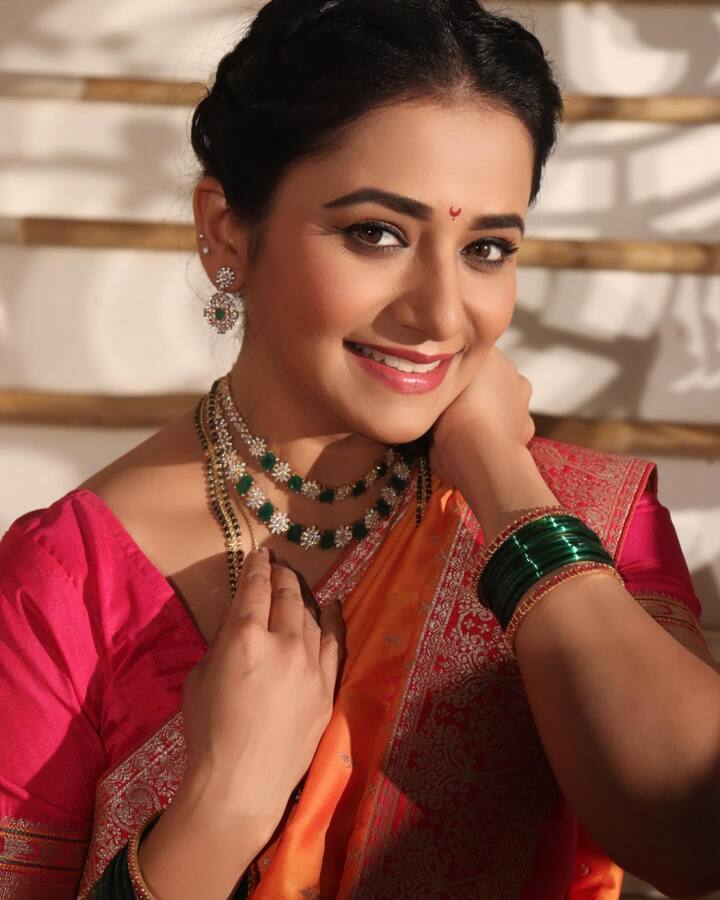 वेळी चाहत्यांनी तिला वेगवेगळे प्रश्न विचारले. एका चाहत्याने ताई तू आजारी आहेस का, 'ठरलं तर मग'मध्ये तुझा आवाज वेगळा येत आहे, असा प्रश्न केला. त्याला उत्तर देताना जुई गडकरीने आपण आजारी असल्याचे मान्य केले. घसा खूप खराब झाला आहे आणि थोडासा तापही आहे. जवळपास महिना झाला असेल असेही तिने सांगितले. एका चाहत्याने जुईला आता तुमची तब्येत कशी आहे, असे विचारले. त्यावर तिने 'अजून तब्येतीत सुधारणा होते आहे, मध्येच मी म्युट मोडमध्ये जाते आहे' असे उत्तर दिले. तिच्या या उत्तरानंतर जुई गडकरी आजारी असल्याचे समोर आले आहे.