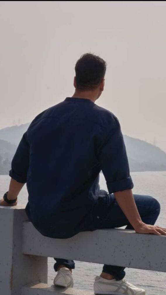 कभी सड़कों पर बेचे गहने आज हैं सुपरस्टार