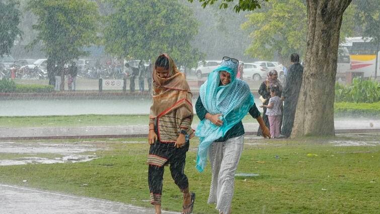 Weather Forecast in India IMD Alert for rain Delhi UP Rajasthan Bihar Jharkhand West Bengal Summer Heat Wave Know details Weather Forecast: चिलचिलाती गर्मी के बीच दिल्ली-यूपी, बिहार और झारखंड में होगी घनघोर बारिश, जानिए IMD का अलर्ट