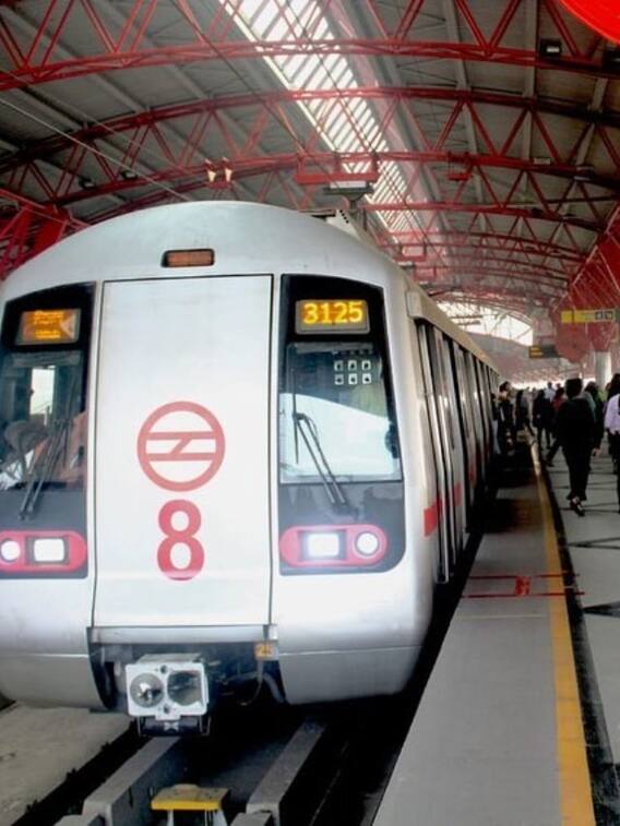 मेट्रो की ट्रेनों पर किसने की रहस्यमय चित्रकारी?