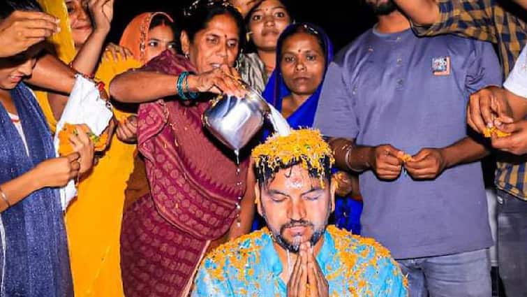 Bihar Nawada Viral Video Of Independent candidate Gunjan Singh supporter Bathing Him With Milk ANN Nawada News: ये माजरा क्या है?, नवादा में गुंजन सिंह का एक तरफ दूध से अभिषेक, दूसरी तरफ विरोध