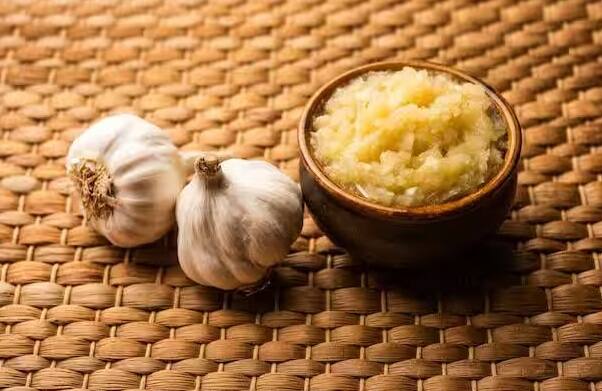 લસણમાં એન્ટીઓક્સીડેન્ટ અને અન્ય પોષક તત્વો મળી આવે છે, જે બેડ કોલેસ્ટ્રોલને નિયંત્રિત કરવામાં મદદરૂપ થઈ શકે છે. તેનાથી હૃદયની તંદુરસ્તી સુધરે છે. એક સંશોધનમાં જાણવા મળ્યું છે કે જો લસણનું સતત બે મહિના સુધી સેવન કરવામાં આવે તો ખરાબ કોલેસ્ટ્રોલ 10 ટકા ઓછું થઈ શકે છે.