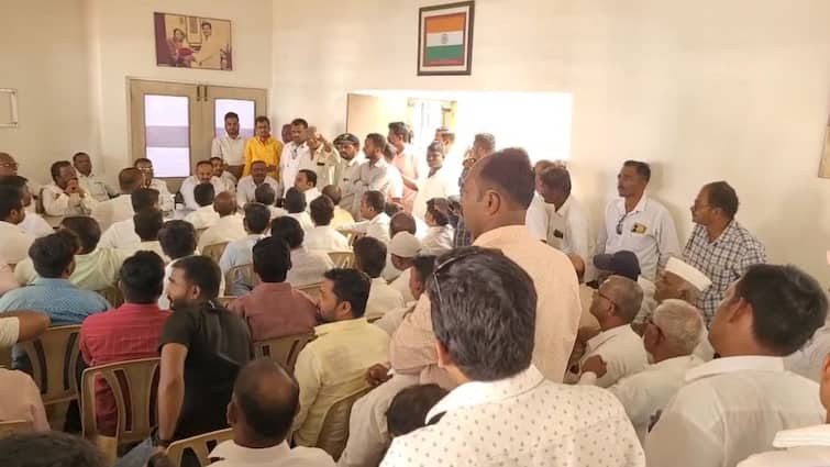 Sangli Loksabha Congress workers decided to dissolve Miraj Taluka Congress Committee from today over vishal patil Sangli Loksabha : विशाल पाटलांसाठी सांगली काँग्रेसमध्ये पहिली ठिणगी पडली; तालुका कॉंग्रेस कमिटी बरखास्तीचा ठराव!