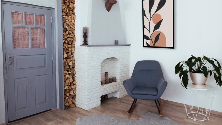 हल्के रंग का इस्तेमाल करें: हल्के और उजले रंग की दीवारें और फर्श जगह को बड़ा और हवादार दिखाते हैं. पेस्टल शेड्स जैसे कि हल्का नीला, हरा, और बेज इसके लिए अच्छा होता हैं.