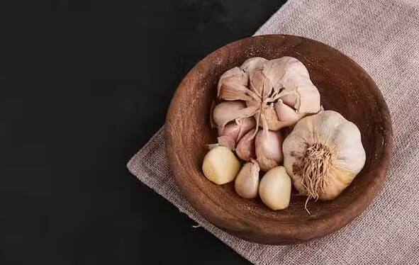 વર્ષ 2020માં કરવામાં આવેલા એક અભ્યાસમાં જાણવા મળ્યું છે કે લસણ હાઈ બ્લડ પ્રેશરને નિયંત્રિત કરવાનું કામ કરે છે. તે હૃદય સંબંધિત સમસ્યાઓના જોખમને 16 થી 40 ટકા સુધી ઘટાડી શકે છે. લસણમાં એલીન નામનું એક અનોખું સંયોજન જોવા મળે છે, જે શરીરમાં નાઈટ્રિક ઑક્સાઈડને પ્રોત્સાહન આપવાનું કામ કરે છે. આના કારણે, રક્તવાહિનીઓમાંથી લોહીનો પ્રવાહ યોગ્ય રીતે ચાલુ રહે છે અને બ્લડ પ્રેશરને નિયંત્રિત કરવામાં મદદ કરી શકે છે.