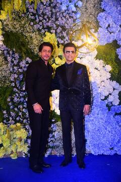 Anand Pandit Daughter Reception: सूट बूट में दिखा SRK का स्वैग तो शादी के बाद पहली बार नई नवेली दुल्हन के लुक में तापसी पन्नू ने चुरा ली लाइमलाइट