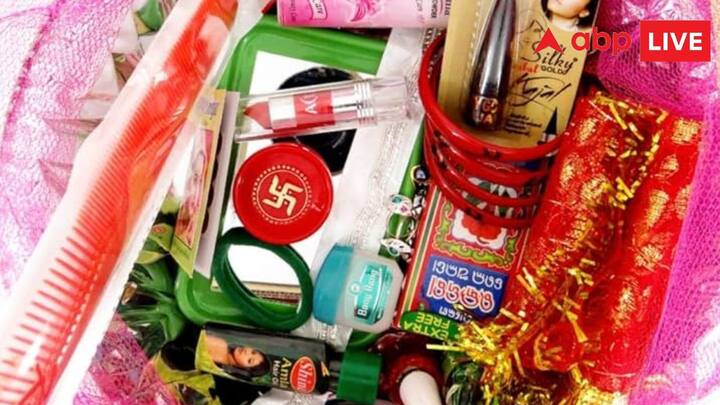 मां दुर्गा को श्रृंगार का सामान बेहद पसंद होता है. ऐसे में आप उनका स्वरूप मानी जाने वाली कन्याओं को श्रृंगार का सामान भेंट करें. इसमें आपको उन्हें बिंदी, लिपस्टिक, मेहंदी, चूड़ी आदि चीजें देनी चाहिए.