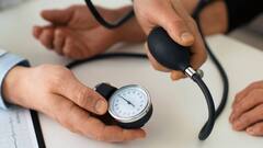 High BP Symptoms: अचानक ब्लड प्रेशर बढ़ जाए तो आपको करना है ये काम, मिनटों में होगा कंट्रोल