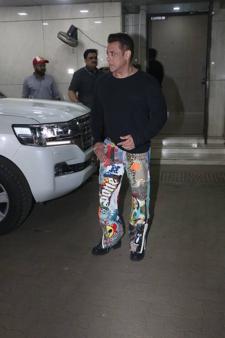 ‘टाइगर 3’ स्टार्स ने अपने मल्टीकलर पैंट से सभी का ध्यान खींचा. इसके साथ उन्होंने एक सिंपल ब्लैक टी-शर्ट पेयर की थी. एक्टर क्लीन शेव लुक में काफी डैशिंग लग रहे थे. उन्होंने पैपराजी के लिए पोज भी दिए.