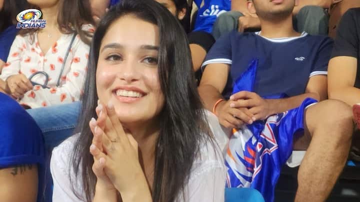 IPL 2024: मुंबई इंडियंस बनाम रॉयल चैलेंजर्स बेंगलुरु मैच के दौरान एक लड़की की तस्वीर तेजी से वायरल हो रही है. सोशल मीडिया यूजर्स इस लड़की को बॉलीवुड एक्ट्रेस श्रद्धा कपूर की बहन बता रहे हैं.