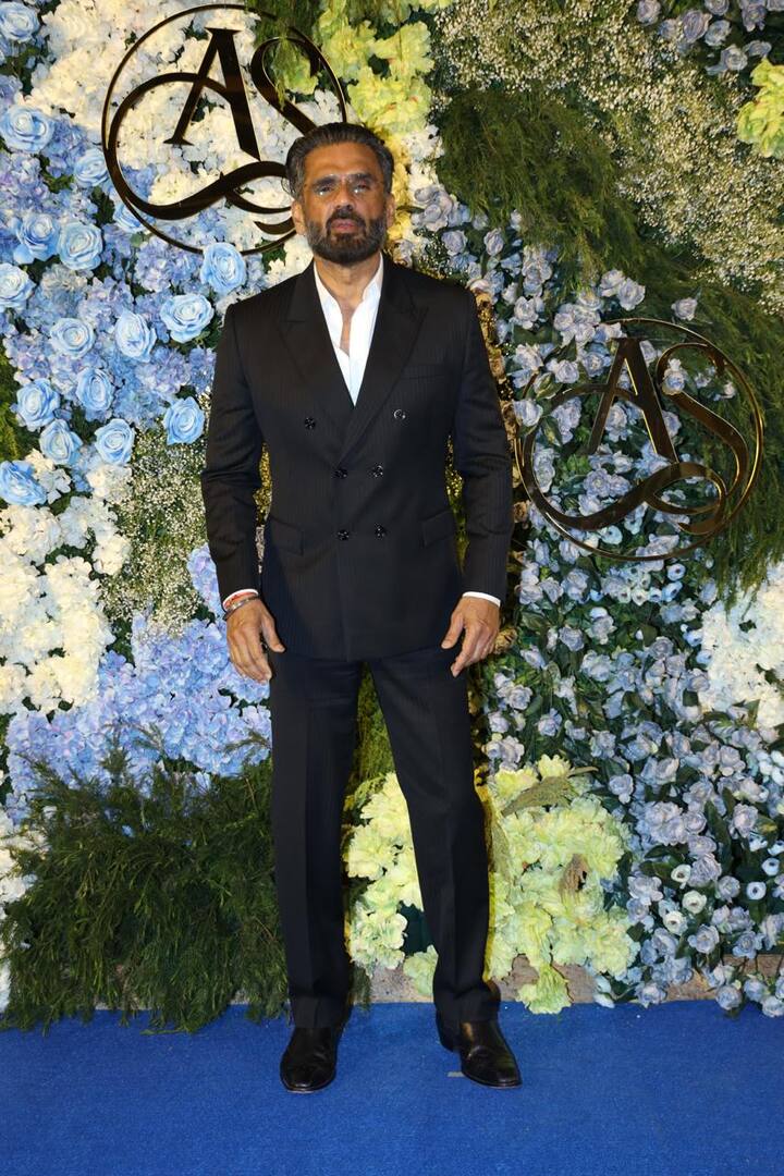 सुनील शेट्टी भी वेडिंग रिसेप्शन का हिस्सा बनें. उन्हें व्हाइट शर्ट के साथ ब्लैक सूट पहने देखा गया.