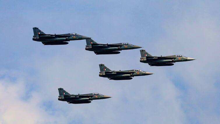 Indian Air Force will become more strong as Defence Ministry to equip 97 Tejas MK-1A Fighters worth 67 thousand crore Rupees IAF की ताकत से अब थर-थर कांपेंगे दुश्मन! आने वाले हैं 97 LCA मार्क 1A फाइटर प्लेन