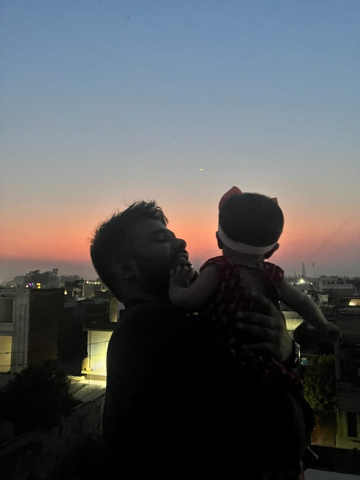 वहीं एक फोटो में राबिया अपने पापा के साथ चांद का दीदार करती हुई नजर आ रही हैं.