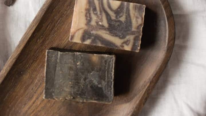 डॉक्टरों के मुताबिक ब्लीच में मौजूद केमिकल्स से त्‍वचा पर रैशेज, चकत्ते, दाने, छाले जैसी दिक्‍कतें हो सकती हैं. वहीं कई बार ये समस्या जल्द ठीक नहीं होती और सोरायसिस बन जाती है. कपड़े धोने के साबुन का शरीर पर इस्‍तेमाल त्‍वचा की नमी सोख लेता है.