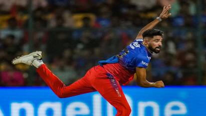 IPL 2024 RCB Mohammed Siraj worst bowling performance fans worry Mohammed Siraj: மோசமாக பந்துவீசும் முகமது சிராஜ்! கம்பேக் தருவாரா? கழட்டி விடப்படுவாரா?