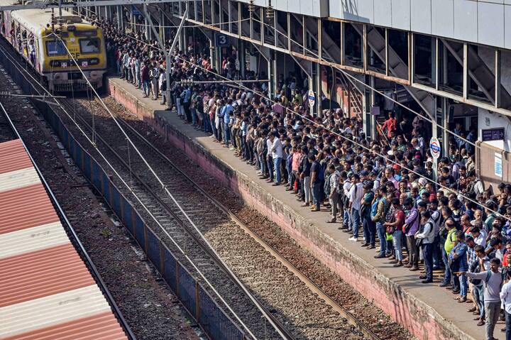 जिससे रेलवे को ज्यादा खर्च उठाना पड़ता. ऐसे में ड्यूल ट्रैक में 2 अलग-अलग गेज की ट्रेन को एक ही ट्रैक पर चलाया जाता है और यहां तीसरा गेज कॉमन होता है. जो अलग-अलग गेज की ट्रेन के लिए काम आता है.