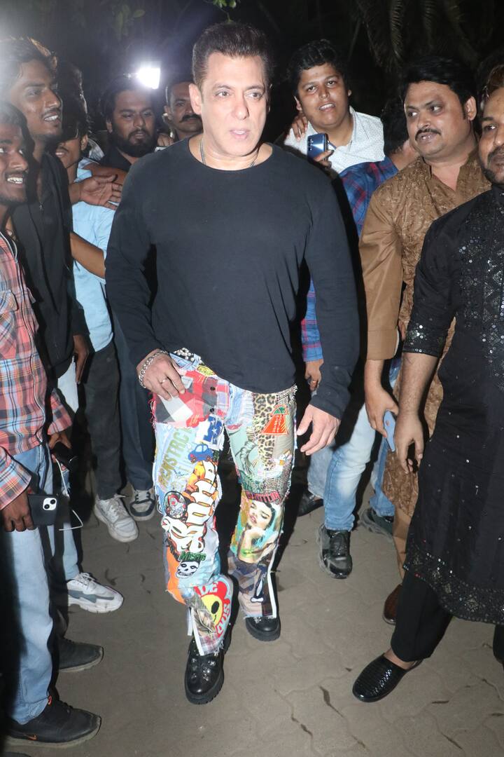 सलमान खानने काळ्या टी-शर्टसह बहुरंगी आणि प्रिंटेड पॅन्ट घातली होती.