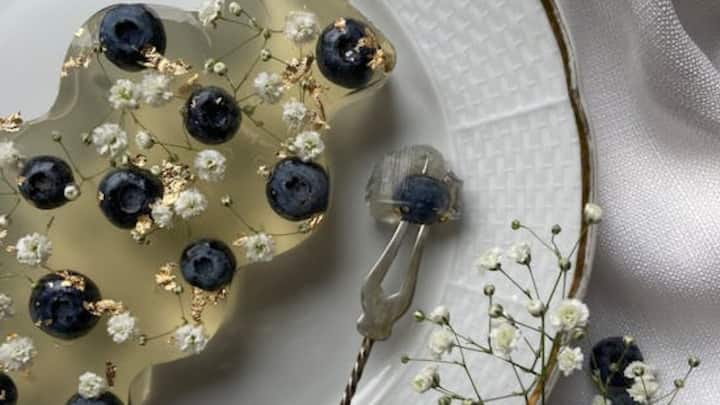 कपड़े धोने के साबुन और डिटर्जेंट में मिला हुआ ब्‍लीच भी काफी नुकसानदायक होता है. डिटर्जेंट और साबुन में मिला ब्लीच सफेद या हल्‍के रंग के कपड़ों से दाग छुड़ाता है. लेकिन इससे खुजली और एलर्जी हो सकती है. बता दें कि ब्लीचिंग पाउडर मिले हुए साबुन डिटर्जेंट और लिक्विड से कॉन्टैक्ट डर्मेटाइटिस हो सकता है. इससे त्वचा में सूजन भी हो सकती है.