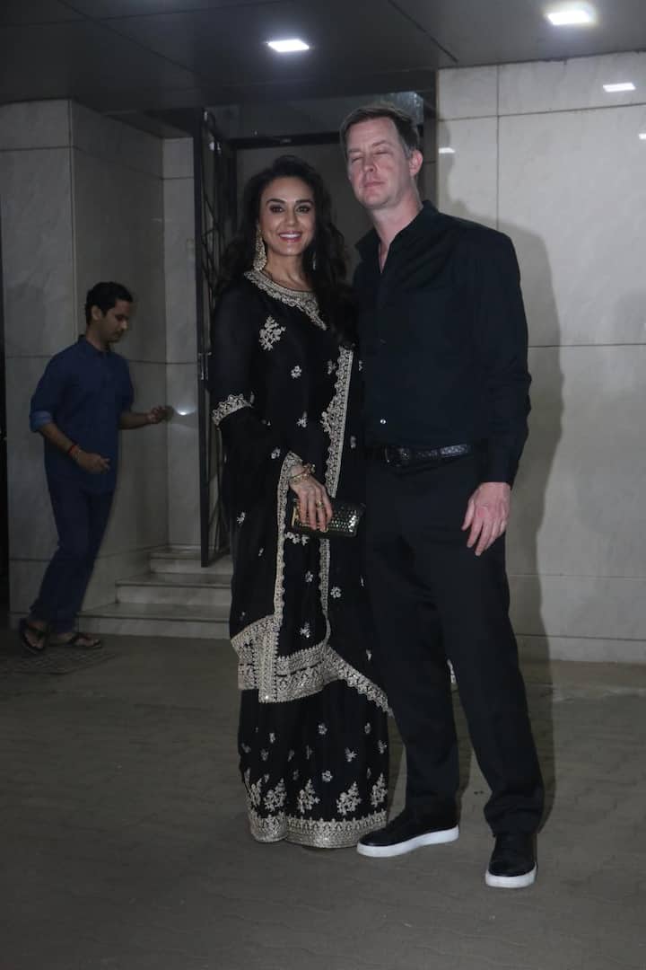 अभिनेत्री प्रीती झिंटाही तिचा नवरा गुडनफसोबत सोहेल खानच्या पार्टीचा भाग बनली होती.