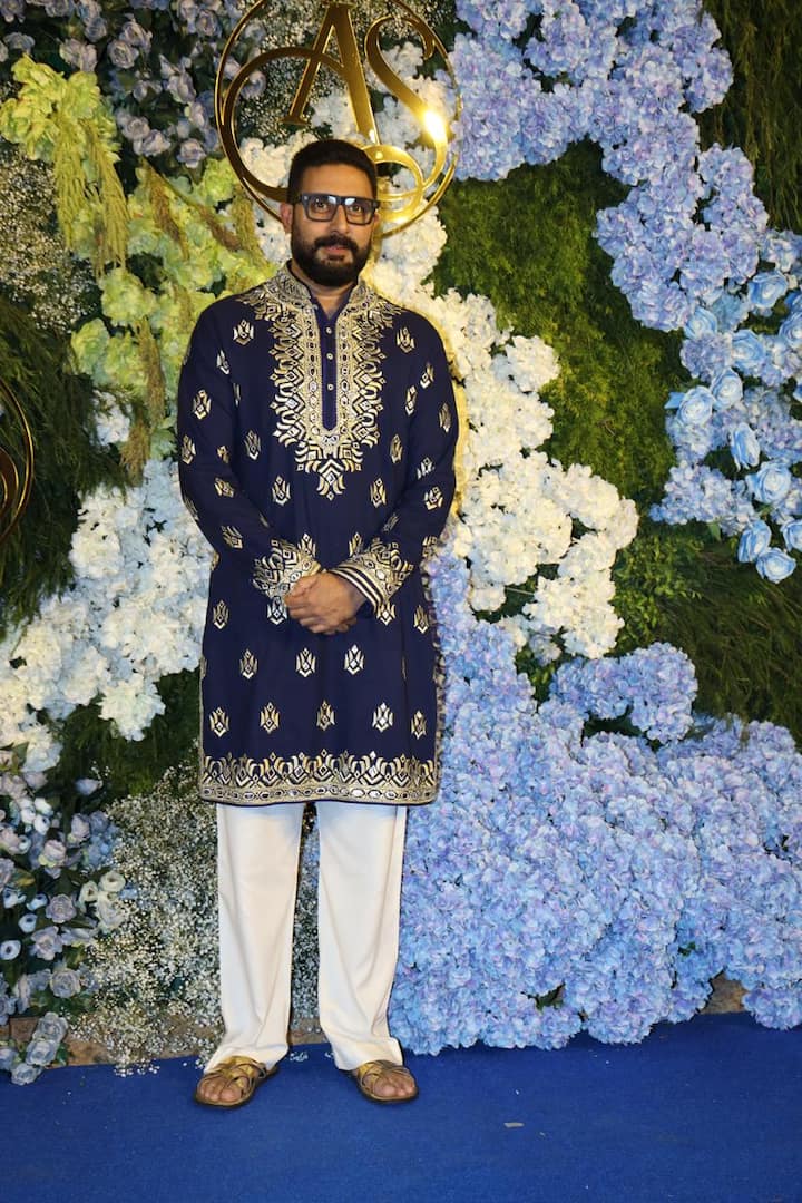For the evening, Abhishek Bachchan picked a beige pyjama set with an embroidered blue kurta.