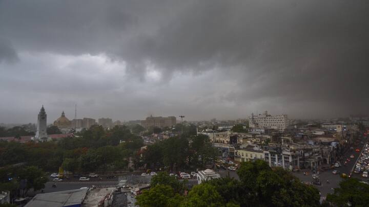 मौसम विभाग के अनुसार  शुक्रवार (12 अप्रैल) को दिल्ली में आंशिक रूप से बादल छाए रहने का अनुमान है.