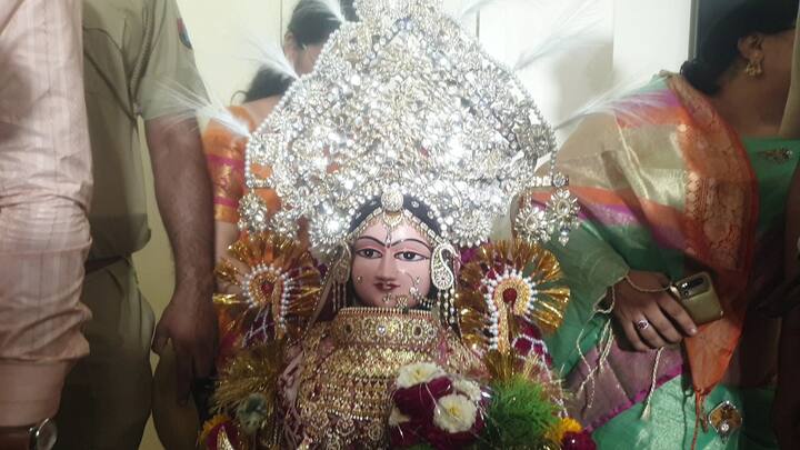 गणगौर माता के श्रंगार में करोड़ों रुपए की सोने चांदी के जेवरात पहनाए जाते हैं. मां गणगौर माता की सुरक्षा के लिए हथियार बंद पुलिस के जवान भी तैनात होते हैं. चैत्र मास की तृतीया को मां गौरी का स्वरूप गणगौर माता अपने ससुराल से 7 दिन के लिए पीयर के लिए निकलती है.