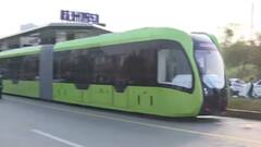 इस देश में बिना रेलवे ट्रैक के चलती हैं ट्रेन, सड़क पर कार और बसों की तरह नजर आते हैं ट्रेन के डिब्बे