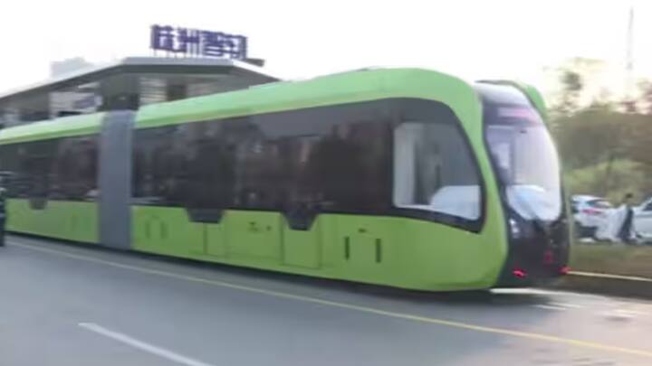 बता दें कि दो साल के परीक्षण के बाद आभासी पटरियों पर चलने वाली एक नई फ्यूचरिस्टिक ट्रेन पहली बार साल 2019 में चीन के सिचुआन प्रांत के यिबिन में लॉन्च की गई थी. स्टील की पटरियों के बजाय ये ट्राम-बस-हाइब्रिड डामर पर सफेद रंग से रंगी हुई पटरियों पर चलती हैं. ट्राम-बस-हाइब्रिड से तात्पर्य ऐसे वाहन से है, जो रेलवे और बसों के बीच का संयोजन है. आसान भाषा में कहें तो ये है तो ट्रेन, लेकिन बसों की तरह सड़कों पर चलती है.