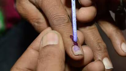 Elections 2024: ચૂંટણી દરમિયાન અનેક પ્રકારની ઘટનાઓ જોવા મળે છે. દરમિયાન આવા ઘણા કિસ્સાઓ પણ પ્રકાશમાં આવ્યા છે જેમાં મતદારોને તેમનો મત આપવાથી રોકવામાં આવ્યા છે. આવા પ્રસંગોએ તમે ફરિયાદ કરી શકો છો. ચૂંટણી પંચે 18મી લોકસભાની ચૂંટણીની તારીખ જાહેર કરી છે.