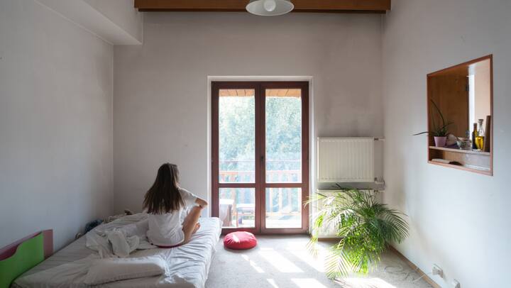 अच्छी तरह से रोशनी का इंतज़ाम करें: प्राकृतिक रोशनी का अधिक उपयोग करें और स्मार्ट लाइटिंग सोल्यूशंस जैसे कि छोटे लैम्प और एलईडी लाइट्स का इस्तेमाल करें जो स्पेस को बड़ा दिखाने में मदद करते हैं.