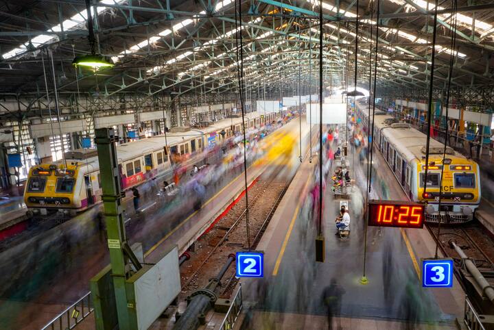 फिर समय के साथ यहां परिवर्तिन आया और ट्रेनों में पर्वर्तन केे साथ पटरियों को भी चेंज करने की बात चलने लगी.